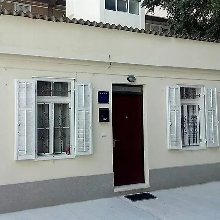 Try To Live Small In Center ! Apartment *
