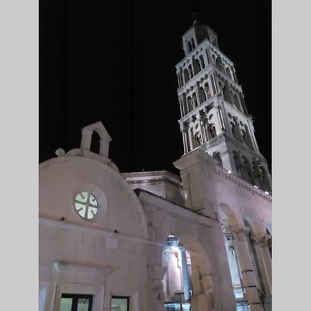 Try To Live Small In Center ! 公寓 *