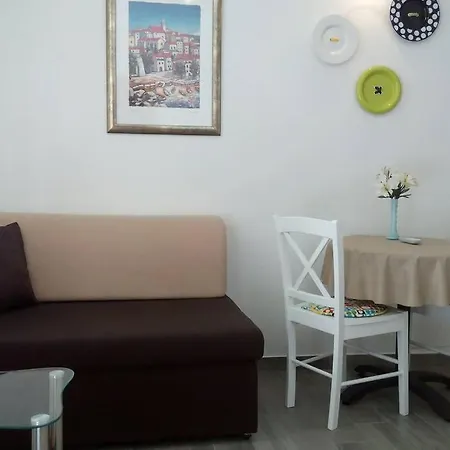Try To Live Small In Center ! Apartment Split