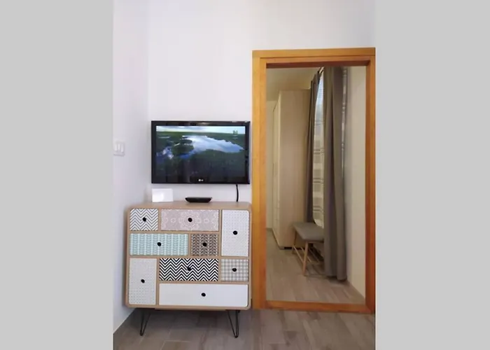 Try To Live Small In Center ! Apartment