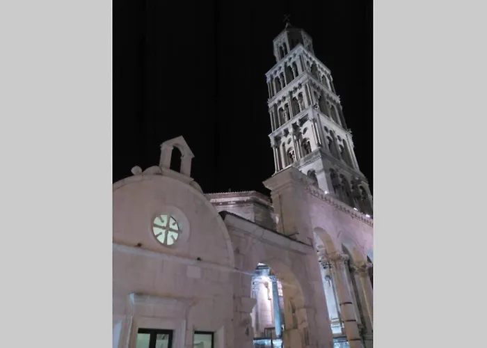 Try To Live Small In Center ! Lejlighed *